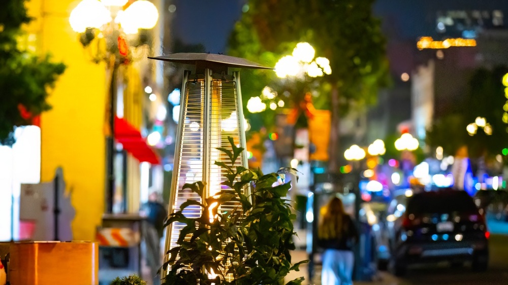 The No-Blind-Spot Strategy How to Deploy PTZ Cameras for Cost-Effective Security in High-Traffic Commercial Zones